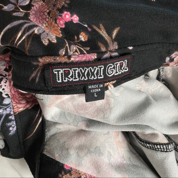 Button up blouse with balloon sleeves and ruffle - Picture 4 of 5